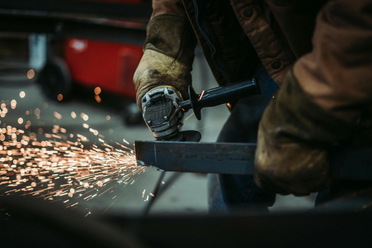 Cięcie mechaniczne – usługi obróbki metalu ELMET Wrocław